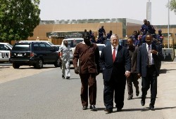 U.S. envoy to Sudan Richard Williamson (2nd R) arrives for a meeting with government officials in Khartoum June 3, 2008 (AFP)