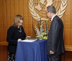 Secretary-General Ban Ki-moon (right) swears-in Susana Malcorra, new Under-Secretary-General of the Department of Field Support in New York May 6, 2008(UN)