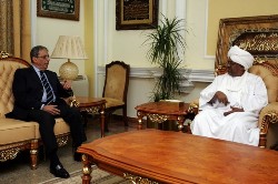 Sudanese President Omar al-Beshir (R) meets with Arab League General Secretary Amr Mussa in the capital Khartoum on July 20, 2008 (AFP)