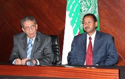 Arab League Secretary General Amr Moussa (L) and Sudan's presidential adviser Mustafa Osman Ismail (R) (AFP)