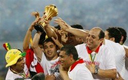 Egypt captain Ahmed Hassan, center left, hoists the cup with teammates and coaching staff as Egypt celebrates their win over Cameroon after the Africa Cup of Nations final soccer match at Ohene Djan Stadium in Accra, Ghana, Sunday, Feb. 10, 2008 (AP)