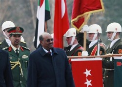 Sudanese President Omar al-Bashir, center, reviews the Turkish military guards of honor, at the Cankaya Palace, Ankara, Turkey, Monday, Jan. 21, 2008 (AP)