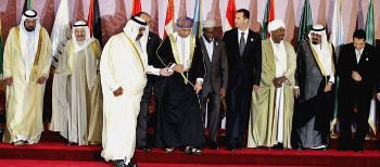 Arab leaders leave the stage after posing for a picture prior to the opening session of the Arab League summit in Doha on March 30, 2009 (AFP)