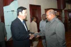 Chinese Assistant Foreign Minister Zhai Jun (L) shaking hands with Sudanese president Omer Hassan Al-Bashir (Al-Rayaam)
