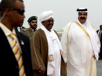 Qatar's Emir Sheikh Hamad bin Khalifa al-Thani (R) greets Sudanese President Omar al-Beshir upon his arrival in Doha on March 29, 2009 (AFP)