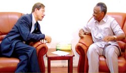 French Presidential Advisor for African Affairs Bruno Joubert (L) speaking to Sudan presidential adviser Nafie Ali Nafie in Khartoum September 2, 2008 (Akhbar Al-Youm)