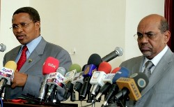 Tanzanian President Jakaya Kikwete (L) speaks during a joint press conference with his Sudanese counterpart Omar al-Beshir in Khartoum on September 8, 2008 (AFP)