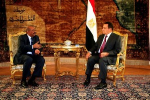 Egyptian President Hosni Mubarak (R) meets with his Sudanese counterpart Omar al-Beshir in Cairo on February 22, 2009 (Getty Images)