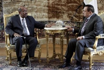 Egyptian President Hosni Mubarak, right, meets with Sudanese President Omar Al-Bashir at the Presidential Palace in Cairo, Egypt, Wednesday, March 25, 2009 (AP)