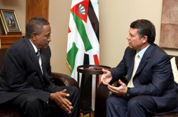 Jordanian King Abdullah II (R) talking to Sudanese Justice Minister Abdel-Baset Sabdarat (PETRA)