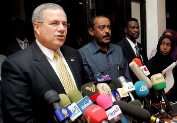 US envoy to Sudan Scott Gration speaks during a press conference at the ministry of foreign affairs in Khartoum on April 2, 2009 (AFP)