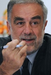 The International Criminal Court (ICC) Prosecutor Luis Moreno Ocampo speaks during a meeting with Colombian judiciary on August 27, 2008 (AFP)