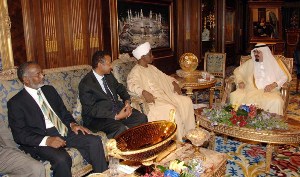 Saudi King Abdullah (R) meets with Sudan 2nd VP Ali Osman Taha (second from right), presidential adviser Mustafa Ismail (C), state minister for foreign affairs Ali Karti (L) (SPA)