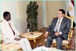 Egyptian President Hosni Mubarak (R) and Sudan’s senior presidential assistant Minni Arcua Minnawi (L) talk during their meeting at the presidential palace in Cairo February 17, 2009 (Al-Ahram)