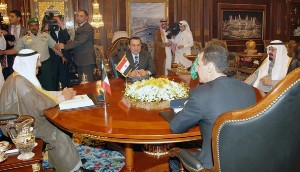 Kuwait's Emir Sheikh Sabah al-Ahmad al-Sabah (L-R), Egypt's President Hosni Mubarak, Syria's President Bashar al-Assad and Saudi Arabia's King Abdullah meet in Riyadh March 11, 2009 (Reuters)