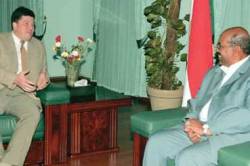Russian envoy to Sudan Mikhail Margelov (L) speaks to Sudanese president Omer Hassan Al-Bashir January 29, 2009
