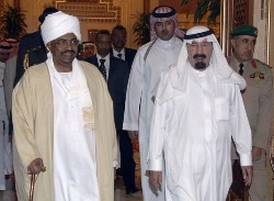 : Saudi Arabia's King Abdullah (R) welcomes Sudan's President Omar Hassan al-Bashir at the Royal Palace in Riyadh October 29, 2008 (Reuters)