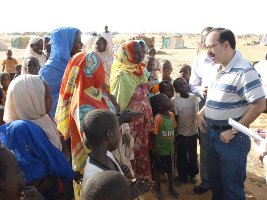 U.S. Charge d'Affaires Alberto Fernandez speaks to newly-arrived IDPs at Zam Zam camp (Photo US embassy)