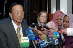 China's envoy to Darfur Liu Guijin speaks to reporters following a meeting with Sudanese foreign ministry officials in Khartoum on October 26, 2008 (AFP)