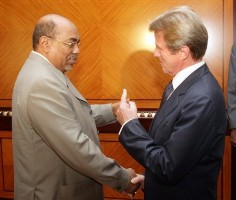 Sudanese president Omar Al-Bashir, left, receives French Foreign Minister Bernard Kouchner in Khartoum, Sudan, Monday, June 11, 2007 (AP)