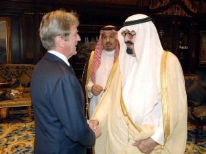 Saudi King Abdullah (R) welcomes France's Foreign Affairs Minister Bernard Kouchner at the Royal Palace in Riyadh airport March 22, 2009 (Reuters)