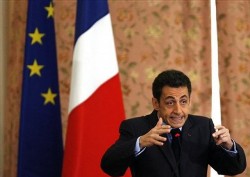 French President Nicolas Sarkozy, left, delivers a speech after signing bilateral agreements with Brazil's President Luiz Inacio Lula da Silva, unseen, in Rio de Janeiro, Tuesday, Dec. 23, 2008 (AP)