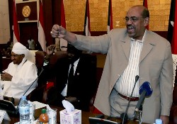 Sudanese President Omar al-Beshir (R) gestures next to southern Sudanese president and First Vice President Salva Kiir (C) at the opening of a Sudanese peace conference in Khartoum on October 16, 2008 (AFP)