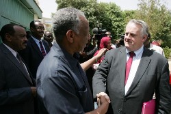 US special envoy to Sudan, Richard Williamson, shakes hands with Sudan's presidential advisor, Nafie Ali Nafie, after their meeting in Khartoum on October 8, 2008 (AFP)