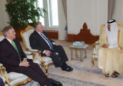 US special envoy to Sudan Richard Williamson (center) speaking to Qatari Prime Minister And Foreign Minister Sheikh Hamad Bin Jassem Bin Jabor Al Thani (right)