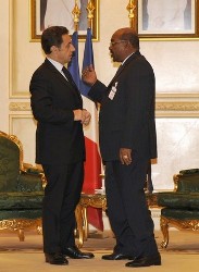 French President Nicolas Sarkozy (L) talks with Sudanese President Omar al-Beshir (R) following a meeting on the sidelines of the UN conference on Financing for Development in Doha on November 29, 2008 (AFP)