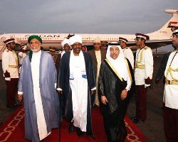 Sudanese president Omer Hassan Al-Bashir (Center) and Comoros President Ahmed Abdallah Mohamed Sambi (Left) arrive in Doha (QNA)