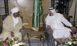Saudi Arabia's King Abdullah (R) meets with Sudan's President Omar Hassan al-Bashir at the Royal Palace in Riyadh October 29, 2008 (Reuters)