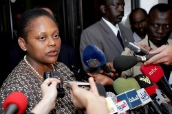 US Assistant Secretary of State for African Affairs Jendayi Frazer speaks to reporters following a meeting with Sudanese Foreign Minister Deng Alor in Khartoum on November 3, 2008 (AFP)