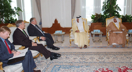 US special envoy to Sudan Richard Williamson (center) speaking to Qatari Prime Minister And Foreign Minister Sheikh Hamad Bin Jassem Bin Jabor Al Thani (QANA)