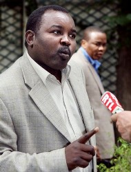A picture taken on August 13, 2007 shows the leader of Sudan Liberation Movement Abdel Wahid Mohammed Nur addressing journalists after a meeting with Senegalese President Abdoulaye Wade at Wade's residence in Paris (AFP)