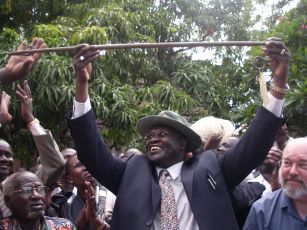 A crowd looks up to see the  rod (dang) of the Nuer Prophet Ngundeng Bong as Riek Machar holds it up on, Juba, May 16, 2009 (ST)