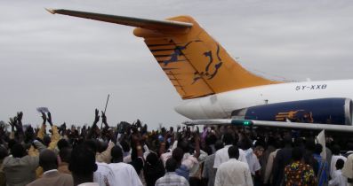 A rapturous reception of Ngundeng’s dang as the plane carrying it got engulfed in the middle of the runway by a crowd of thousands of people wanting to touch or see it, Juba, May 16, 2009 (photo ST - J.G.Dak)