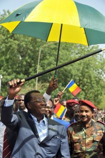Chadian President Idriss Deby Itno greets the crowd on May 13, 2009 on the Independence Plazza in Ndjamena (Getty Images)
