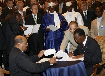 File photo showing Sudanese President Omar Hassan al-Bashir (bottom L) and Chad's president Idriss Deby (R) sign a peace deal while U.N. Secretary-General Ban Ki-moon (top) and Senegal's president Abdoulaye Wade (C) and Gambian President Yahya Jammeh look on in Dakar, March 13, 2008 (Reuters)