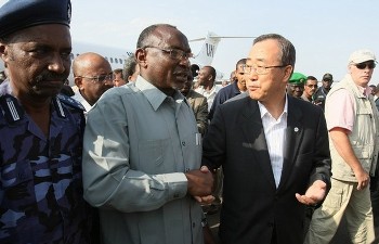 File photo showing United Nations Secretary General Ban Ki-moon (R) shaking hands with Governor of North Darfur Osman Kibir (C) upon his arrival in el-Fasher, 05 September 2007 (AFP)