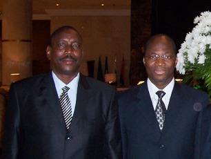 Abu Garda (L) poses for a photo with the joint mediator Djibril Bassolé in Doha in May 2009 (File photo/ ST)