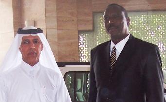 Qatari state minister for foreign affairs Ahmed bin Abdullah Al-Mahmoud  poses with URF chief Bahar Idriss Abu Garda in Doha on May 31, 2009
