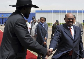 File photo showing Sudan's President Omer Hassan al-Bashir (R) meetsing First vice president Salva Kiir (L) (Reuters)