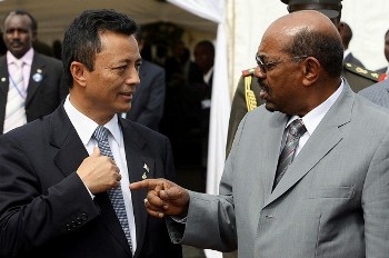 Madagascar's ousted President Mark Ravalomanana (L) chats with Sudanese President Omar al-Beshir on the second day of the two-day African trade summit Common Market for Eastern and Southern Africa (COMESA) in Victoria Falls on June 8, 2009 (AFP)