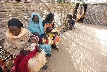 Displaced Sudanese women and children wait their turn for medical treatment at Zamzam refugee camp, outside the Darfur town of al-Fasher (WP)