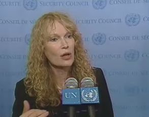 Mia Farrow speaking to the reporters at the UN headquarters in New York on Friday June 5, 2009 (ST)