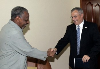 Sudanese Assistant to the President Nafie Ali Nafie (L) shakes hands with US envoy to Sudan Scott Gration upon his arrival for a meeting in Khartoum on May 7, 2009 (AFP)