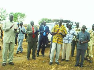 Jonglei Gov. Kuol Manyang Juuk (left) claps hand with, MP Maker Chol (in red tie) and State Minister John Antipas Ayiei (in front second right), John Amuor Kuol (right) at Bor County headquarters, Werkok. (photo ST, Philip Thon Aleu)