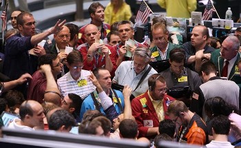 Traders in crude oil and natural gas options work on the floor of the New York Mercantile Exchange on June 3, 2009 in New York City (AFP)