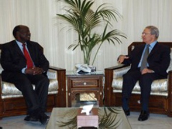 Sudanese ex-FM Lam Akol (L) meeting with Syrian Vice President Faroul Al-Shar'a (R) (Champress)